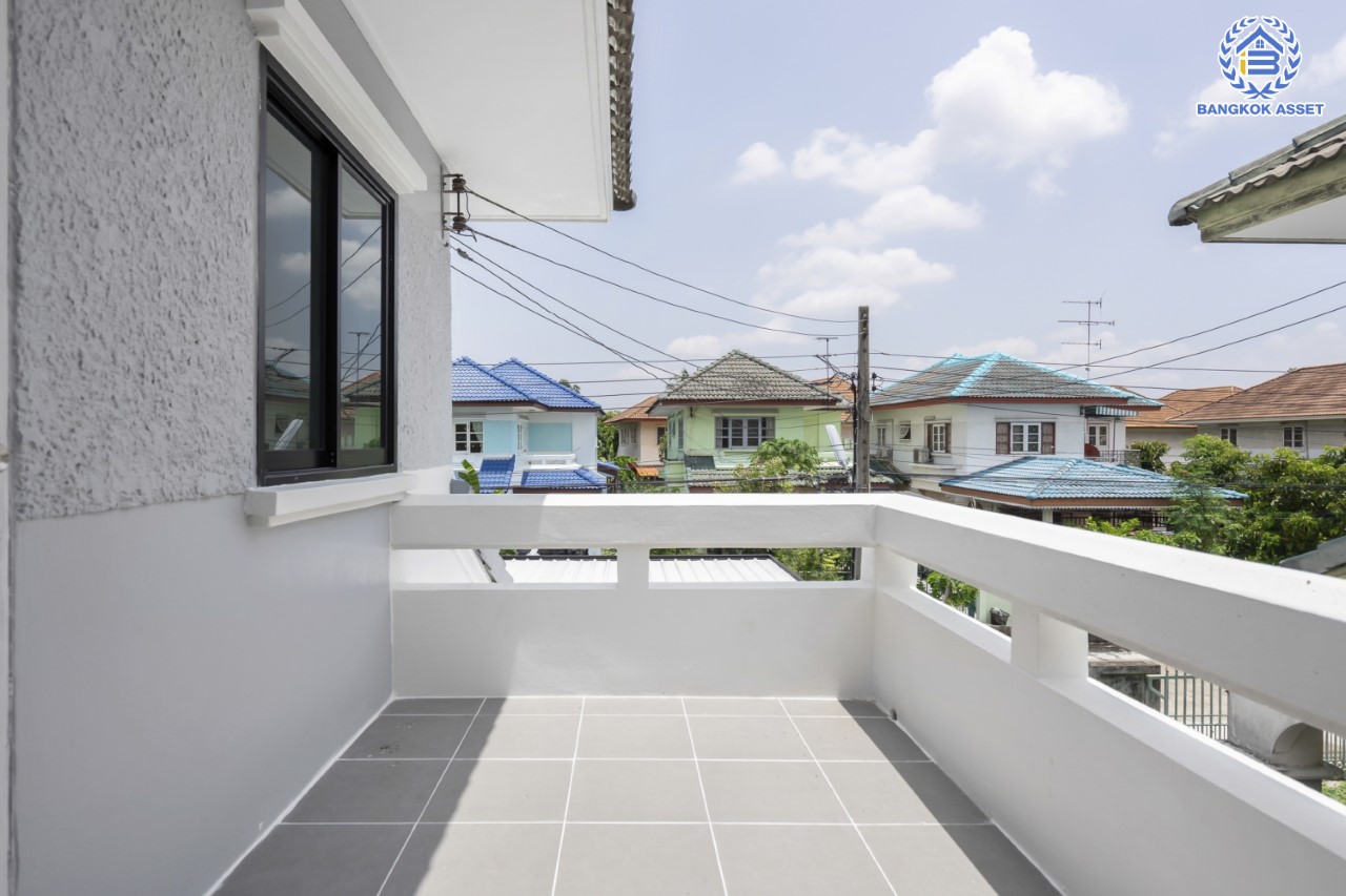 บ้านมือสองตกแต่งใหม่ ม.ชนชื่น1 ทวีวัฒนา เนื้อที่ 50 ตร.ว. ฟังก์ชัน 3 ห้องนอน 2 ห้องน้ำ 1 ห้องอเนกประสงค์ จอดรถได้ 2 คัน บรรยากาศ Private หน้าโครงการติดสวนสาธารณะทวีวนารมย์ บนทำเลศักยภาพเชื่อมต่อหลายเส้นทาง ใกล้เซ็นทรัลปิ่นเกล้า, เซ็นทรัลศาลายา, ม.มหิดล , ทางด่วน "กาญจนาภิเษก"...